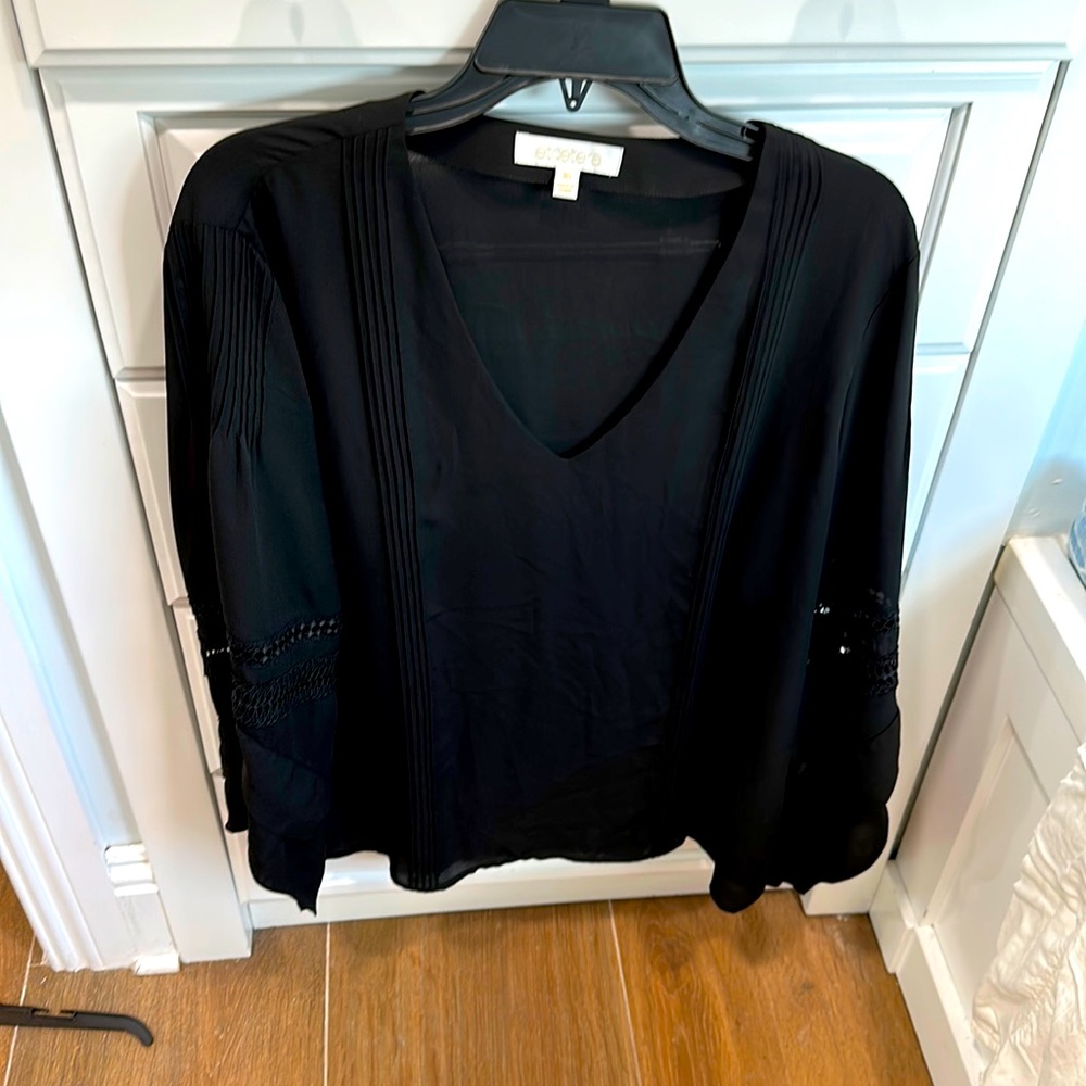 Women's long sleeve blouse w detail on sleeve